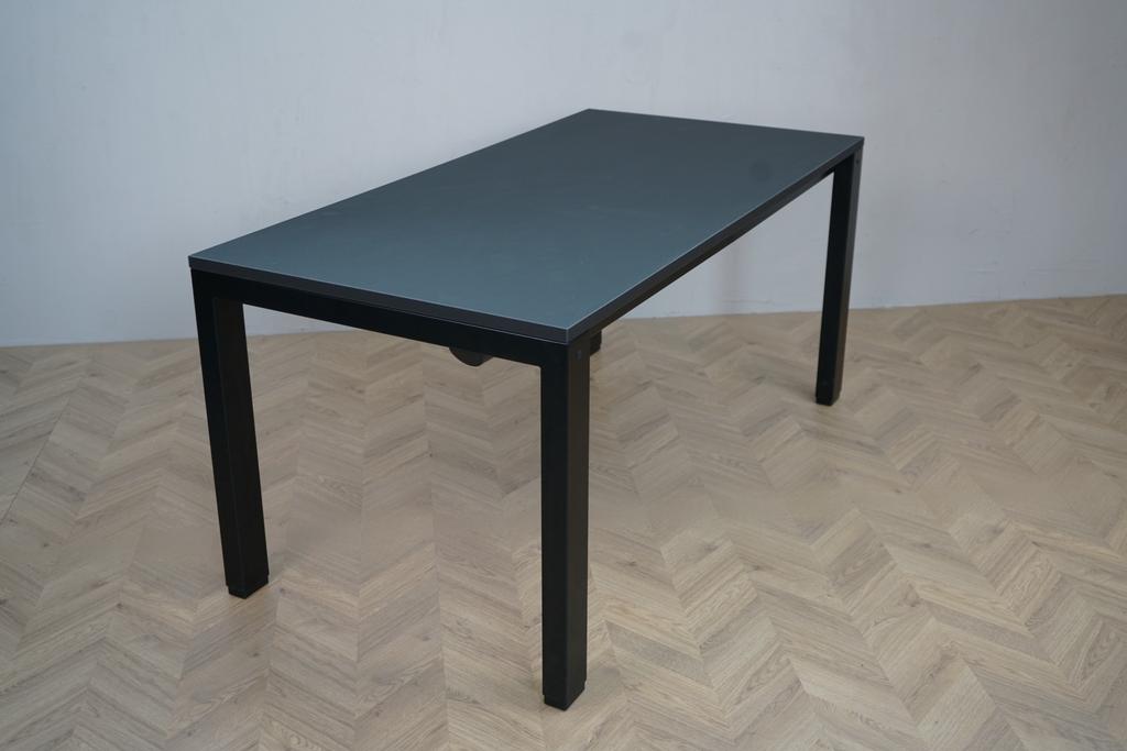 Arnehus hæve-sænkebord 160x80 med sort linoleum bordplade, dobbelt motorsystem og robust firebensramme set fra skrå vinkel.